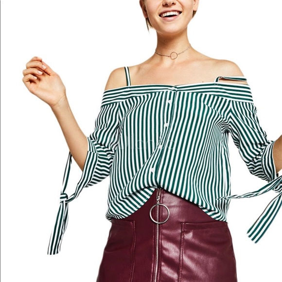 7 Tops $25/Millennium Navy & White Vertical Striped Cold ShoulderTop.Size Medium - Picture 2 of 8